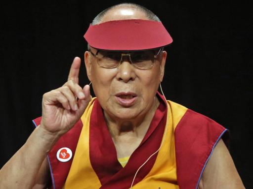 Der Dalai Lama spricht auf einer Konferenz mit Jugendlichen zum Thema "Toleranz und Europa" in Straßburg.