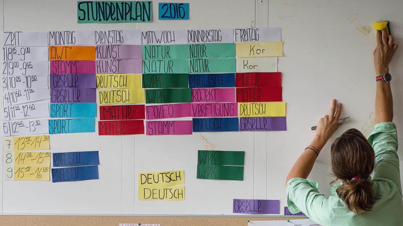Eine Lehrerin putzt am 21.06.2016, kurz vor Ende des Schuljahres, in der Integrierten Gesamtschule (IGS) Roderbruch in Hannover (Niedersachsen) die Wand eines Klassenzimmers. Eine Lehrerin putzt am 21.06.2016, kurz vor Ende des Schuljahres, in der Integrierten Gesamtschule (IGS) Roderbruch in Hannover (Niedersachsen) die Wand eines Klassenzimmers.