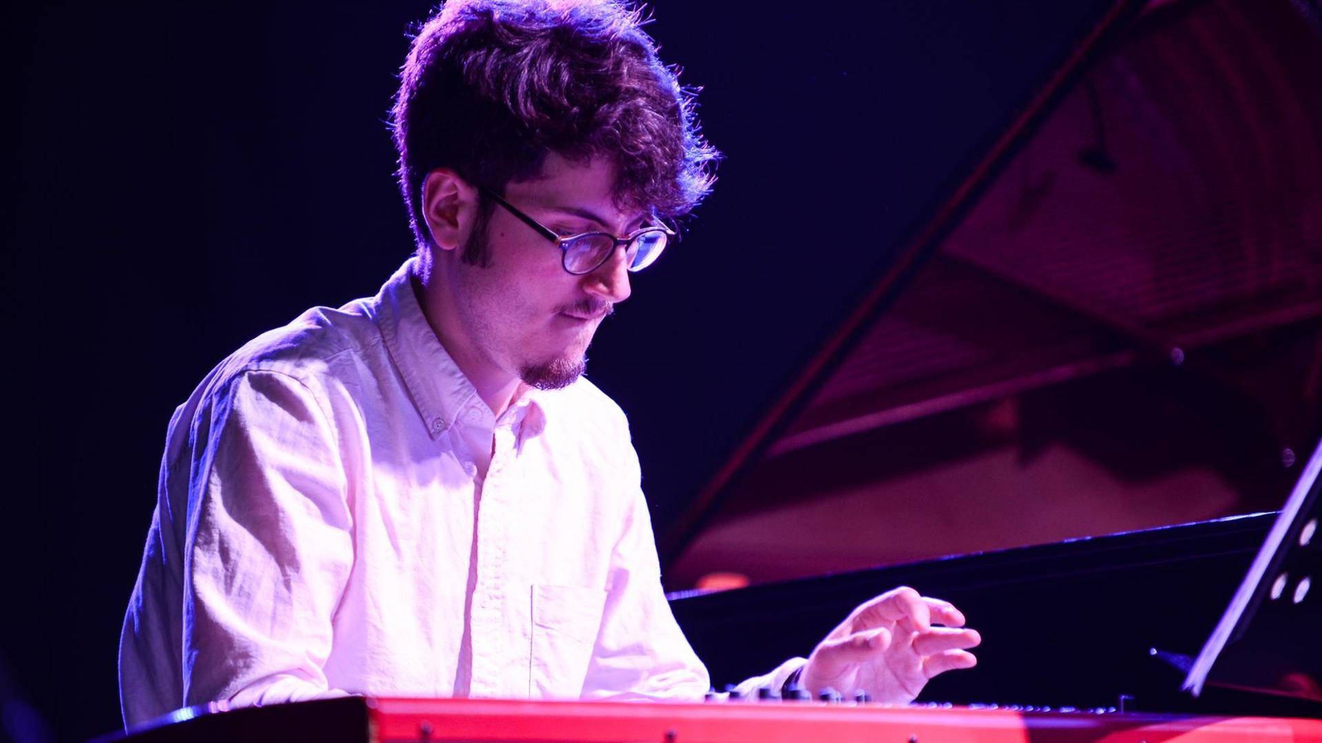 Elliot Galvin bei einem Liveauftritt auf dem Love Supreme Jazz Festival 2014. Elliot Galvin bei einem Liveauftritt auf dem Love Supreme Jazz Festival 2014.