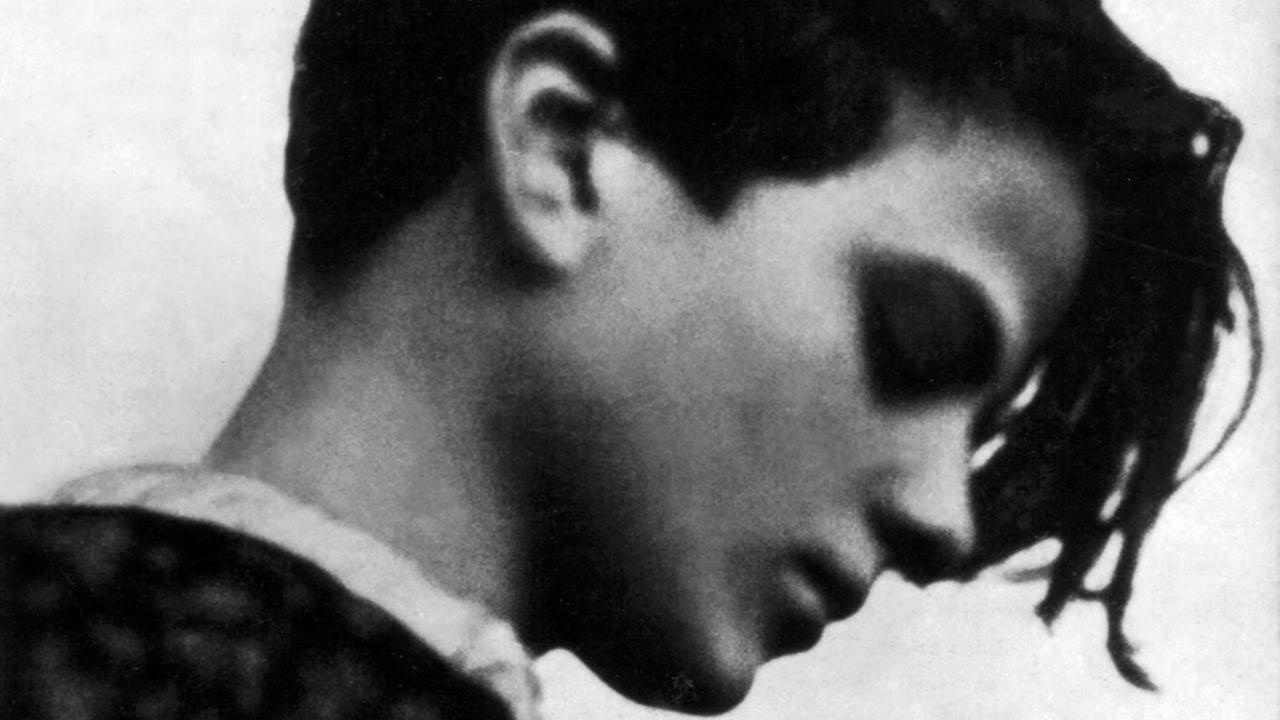 Sophie Scholl. Eine junge Frau mit kurzen Haaren schaut nach unten. Sophie Scholl. Eine junge Frau mit kurzen Haaren schaut nach unten.