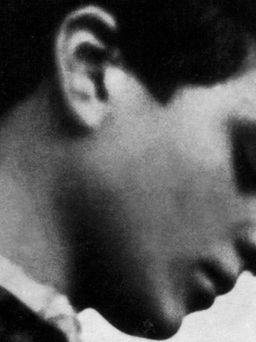 Sophie Scholl. Eine junge Frau mit kurzen Haaren schaut nach unten.