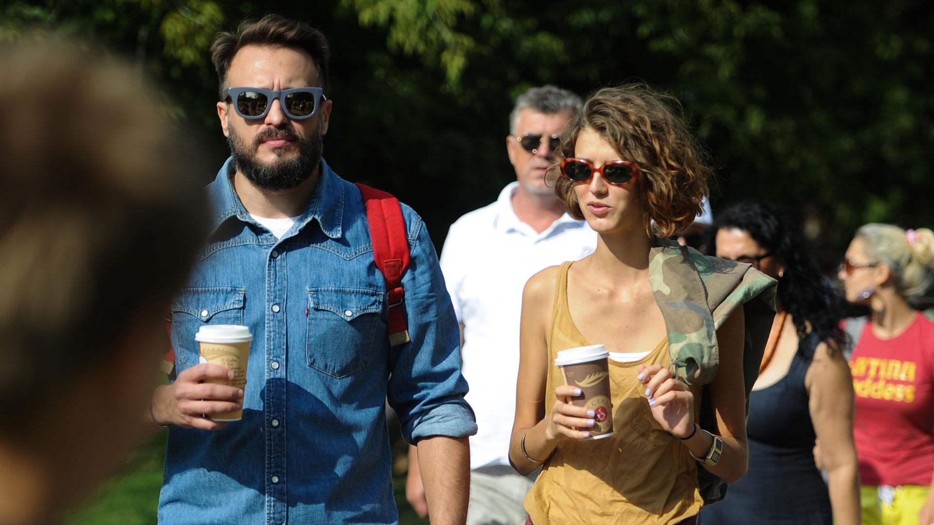 Kaffee to go als globales Phänomen: junge Menschen in Moskau. Kaffee to go als globales Phänomen: junge Menschen in Moskau.