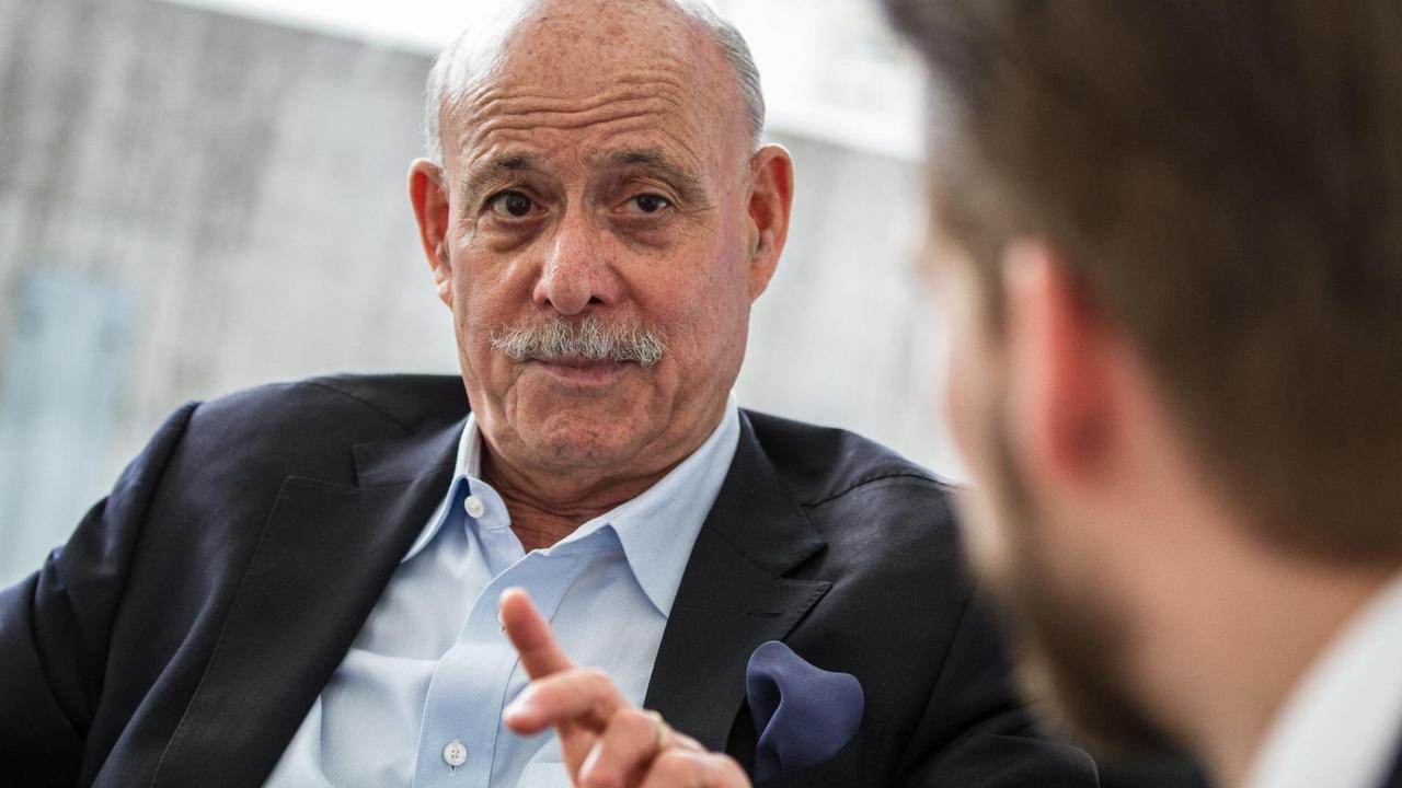 Jeremy Rifkin in einem Interview beim St. Gallen Symposium in der Schweiz. Jeremy Rifkin in einem Interview beim St. Gallen Symposium in der Schweiz.