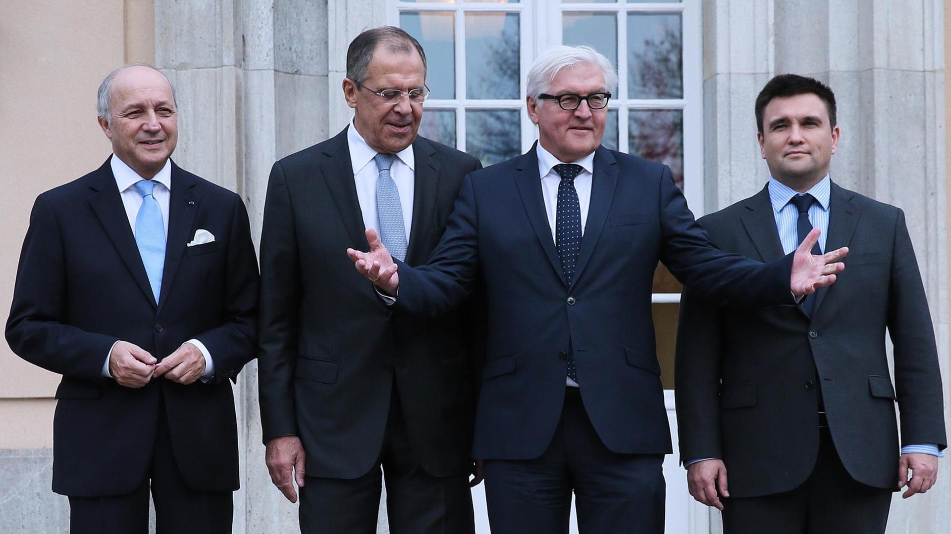 Frankreichs Außenminister Laurent Fabius (v.l.n.r.), sein russischer Amtskollege Sergej Lawrow, Bundesaußenminister Frank-Walter Steinmeier sowie der ukrainische Außenminister Pavel Klimkin posieren bei Gesprächen in Berlin. Frankreichs Außenminister Laurent Fabius (v.l.n.r.), sein russischer Amtskollege Sergej Lawrow, Bundesaußenminister Frank-Walter Steinmeier sowie der ukrainische Außenminister Pavel Klimkin posieren bei Gesprächen in Berlin.