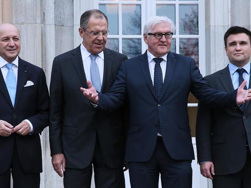Frankreichs Außenminister Laurent Fabius (v.l.n.r.), sein russischer Amtskollege Sergej Lawrow, Bundesaußenminister Frank-Walter Steinmeier sowie der ukrainische Außenminister Pavel Klimkin posieren bei Gesprächen in Berlin. Frankreichs Außenminister Laurent Fabius (v.l.n.r.), sein russischer Amtskollege Sergej Lawrow, Bundesaußenminister Frank-Walter Steinmeier sowie der ukrainische Außenminister Pavel Klimkin posieren bei Gesprächen in Berlin.