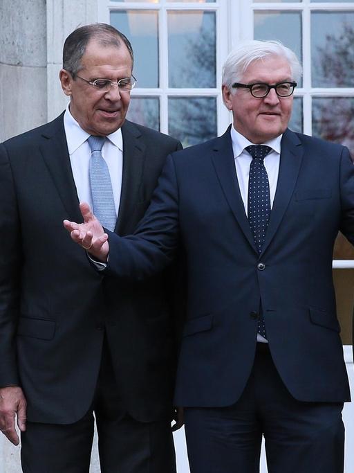 Frankreichs Außenminister Laurent Fabius (v.l.n.r.), sein russischer Amtskollege Sergej Lawrow, Bundesaußenminister Frank-Walter Steinmeier sowie der ukrainische Außenminister Pavel Klimkin posieren bei Gesprächen in Berlin.
