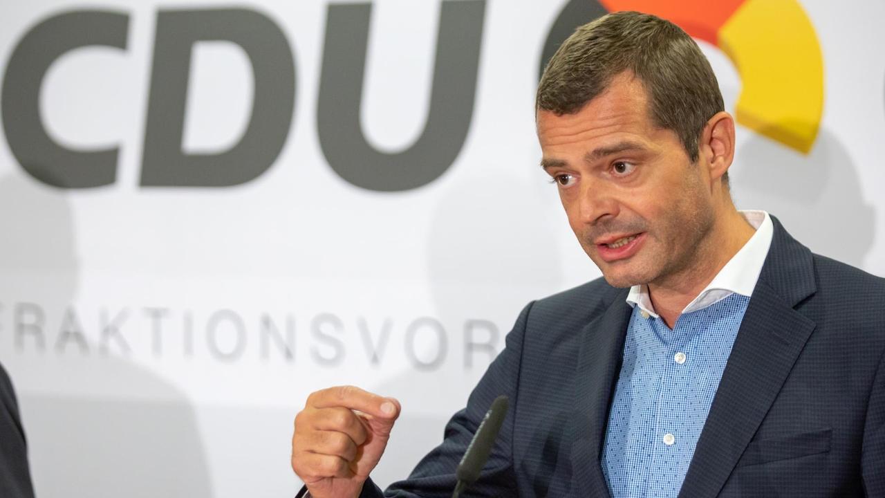 Mike Mohring, Vorsitzender der CDU-Fraktion im Landtag von Thüringen, spricht bei einer Pressekonferenz zu den Ergebnissen der Fraktionsvorsitzendenkonferenz der CDU/CSU. Mike Mohring, Vorsitzender der CDU-Fraktion im Landtag von Thüringen, spricht bei einer Pressekonferenz zu den Ergebnissen der Fraktionsvorsitzendenkonferenz der CDU/CSU.