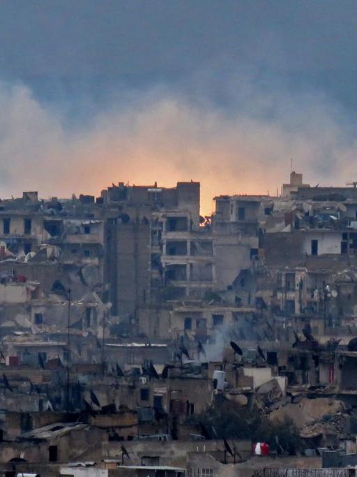 Rauch und Feuer im Südosten Aleppos.