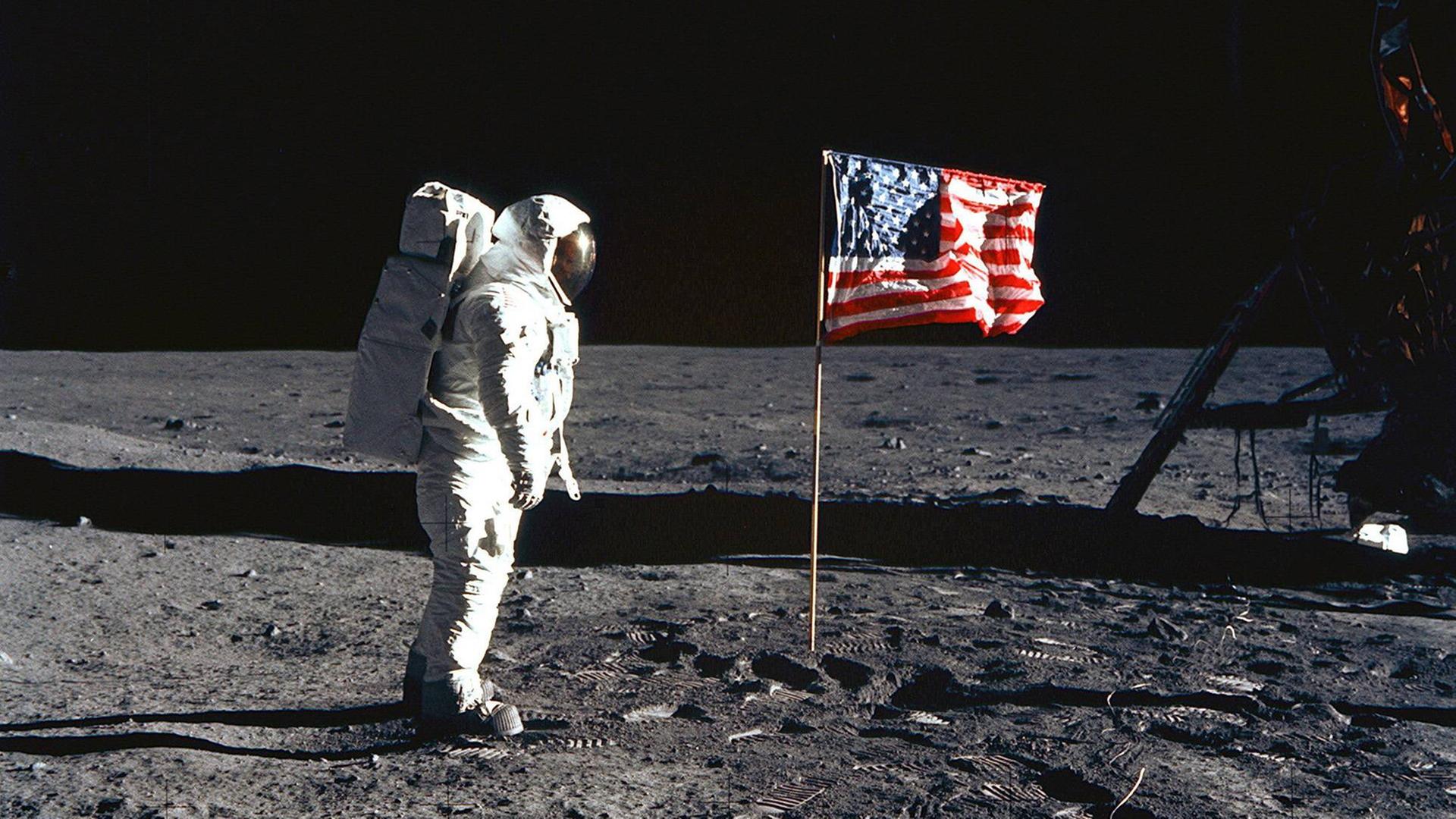 Astronaut Buzz Edwin Eugene Aldrin (USA) neben der amerikanischen Fahne auf dem Mond während der Mission Apollo 11. Astronaut Buzz Edwin Eugene Aldrin (USA) neben der amerikanischen Fahne auf dem Mond während der Mission Apollo 11.