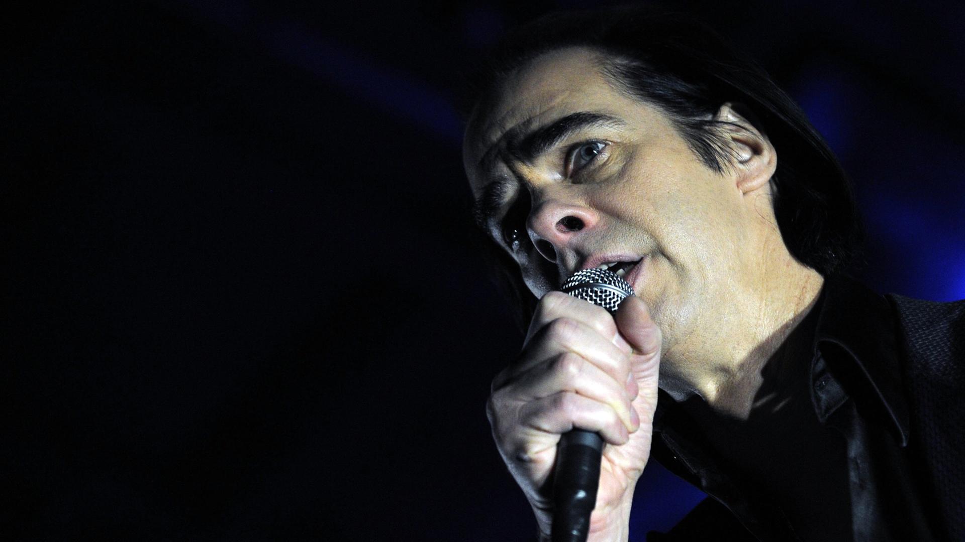 Der australische Sänger Nick Cave mit seiner Band "Nick Cave and the Bad Seeds" 2013 während eines Konzerts in Wien Der australische Sänger Nick Cave mit seiner Band "Nick Cave and the Bad Seeds" 2013 während eines Konzerts in Wien