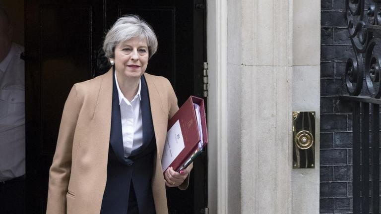 Sie sehen die britische Premierministerin Theresa May vor der Tür von Nr. 10, Downing Street - dem Regierungssitz.