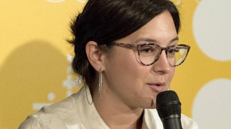 Bari Weiss, Ex-Kolumnistin der "New York Times" spricht in ein Mikrofon Bari Weiss, Ex-Kolumnistin der "New York Times" spricht in ein Mikrofon
