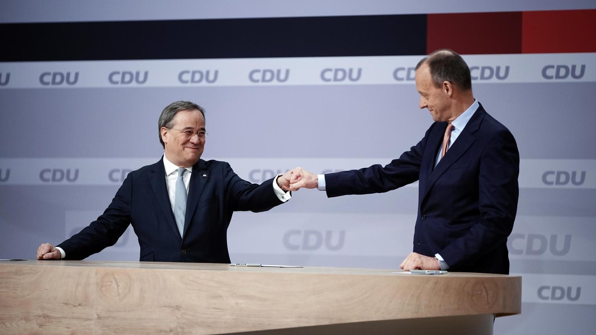 Friedrich Merz gratuliert Armin Laschet zur Wahl als Parteivorsitzendem der CDU. Friedrich Merz gratuliert Armin Laschet zur Wahl als Parteivorsitzendem der CDU.