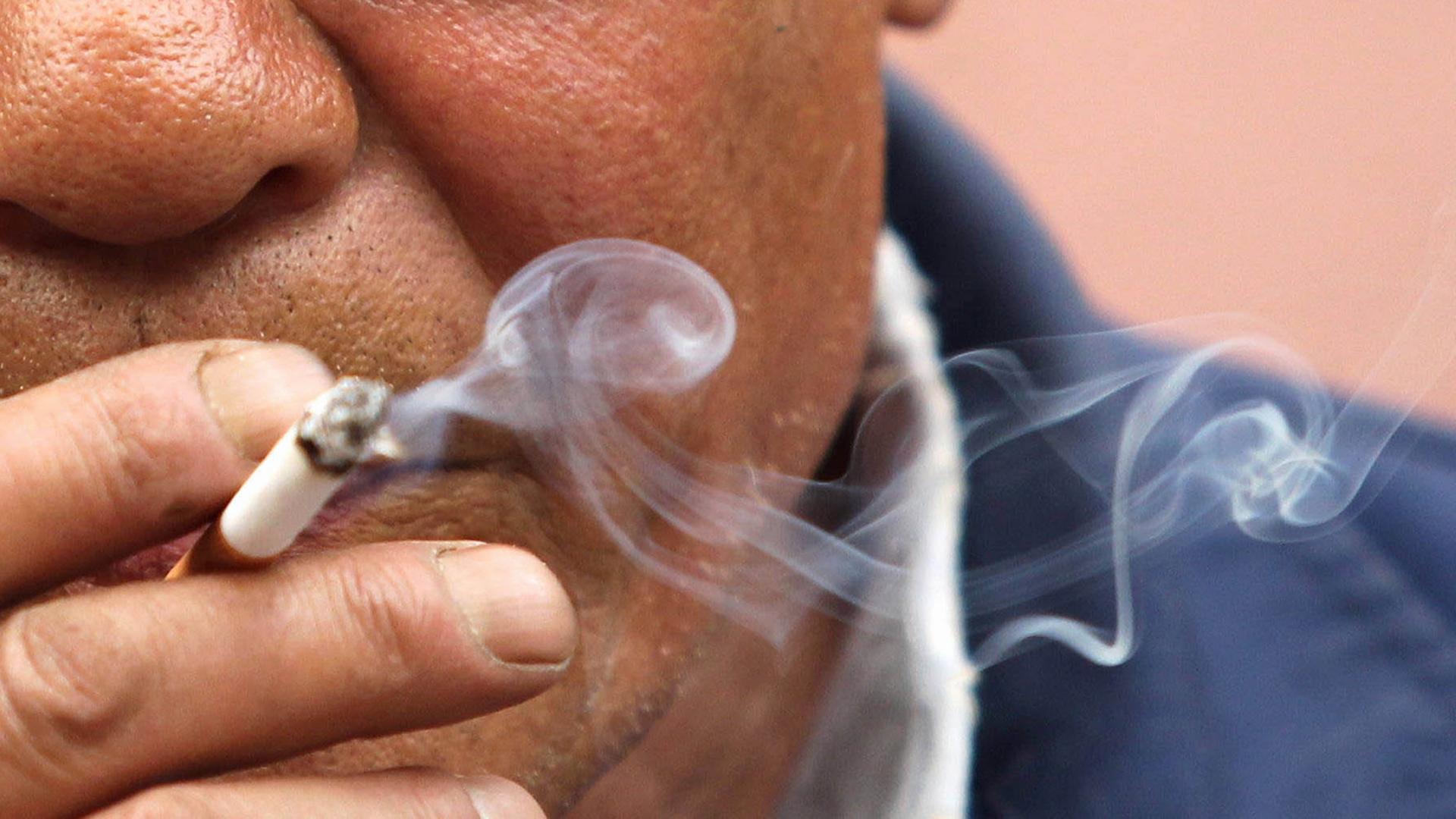 Rauchender Chinese in Peking am 30.04.2012: Chinas Regierung will die Zahl der Raucher senken.