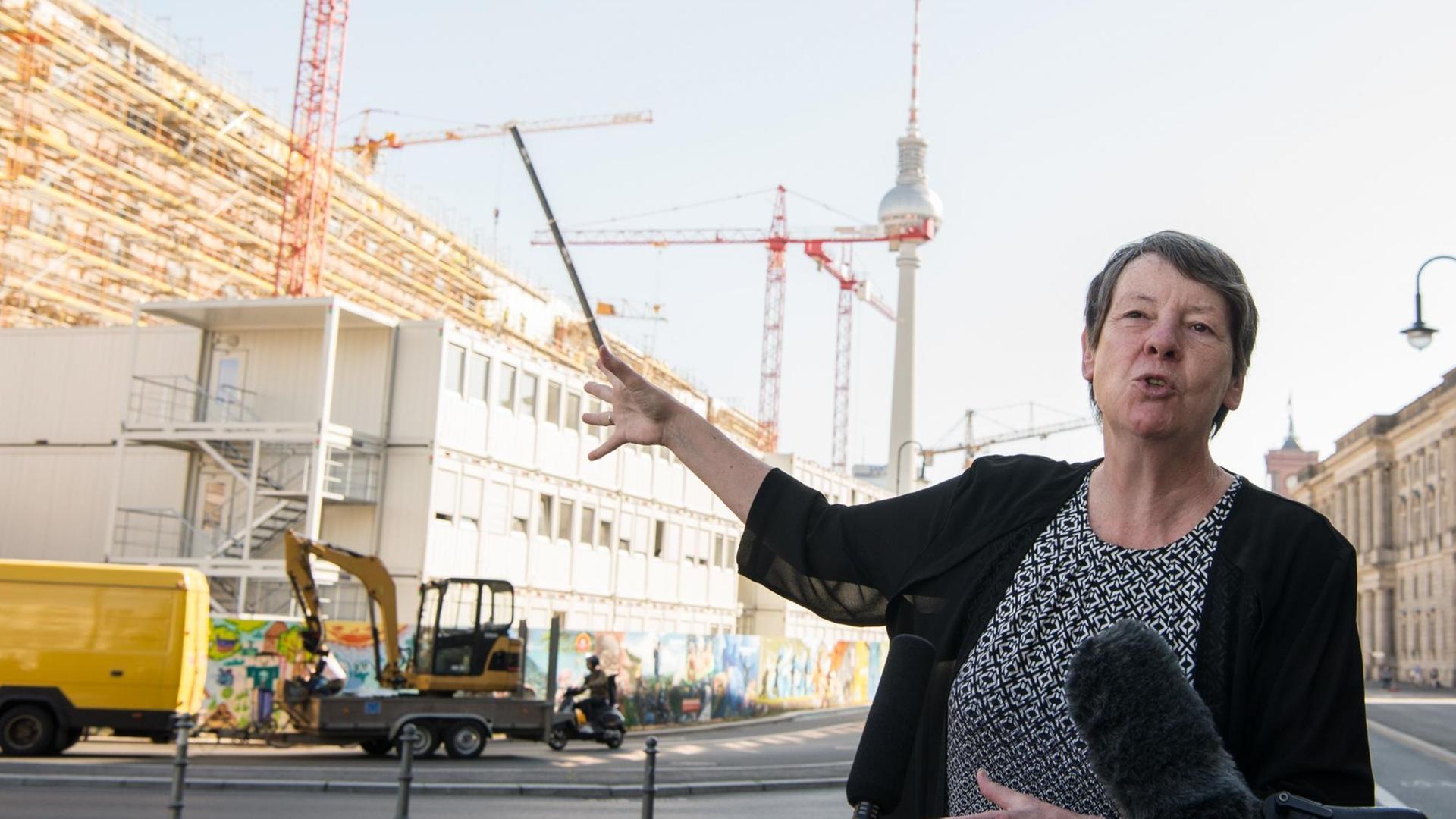 Bundesbauministerin Barbara Hendricks (SPD) deutet bei einem Interview auf die Baustelle des Berliner Schlosses in Berlin. Bundesbauministerin Barbara Hendricks (SPD) deutet bei einem Interview auf die Baustelle des Berliner Schlosses in Berlin.