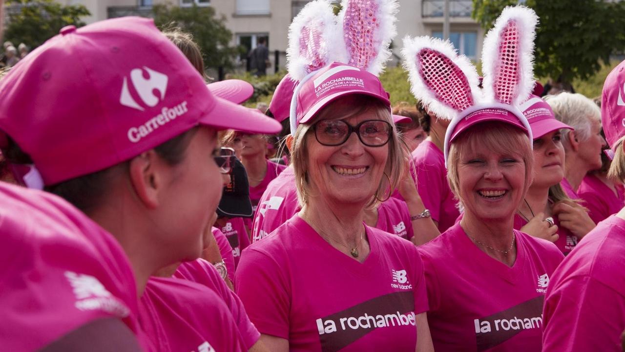 Pink und stark bewältigen Frauen gemeinsam den Halbmarathon im Zeichen der Brustkrebsvorsorge und Therapie. Pink und stark bewältigen Frauen gemeinsam den Halbmarathon im Zeichen der Brustkrebsvorsorge und Therapie.