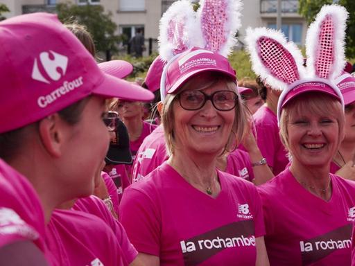Pink und stark bewältigen Frauen gemeinsam den Halbmarathon im Zeichen der Brustkrebsvorsorge und Therapie.
