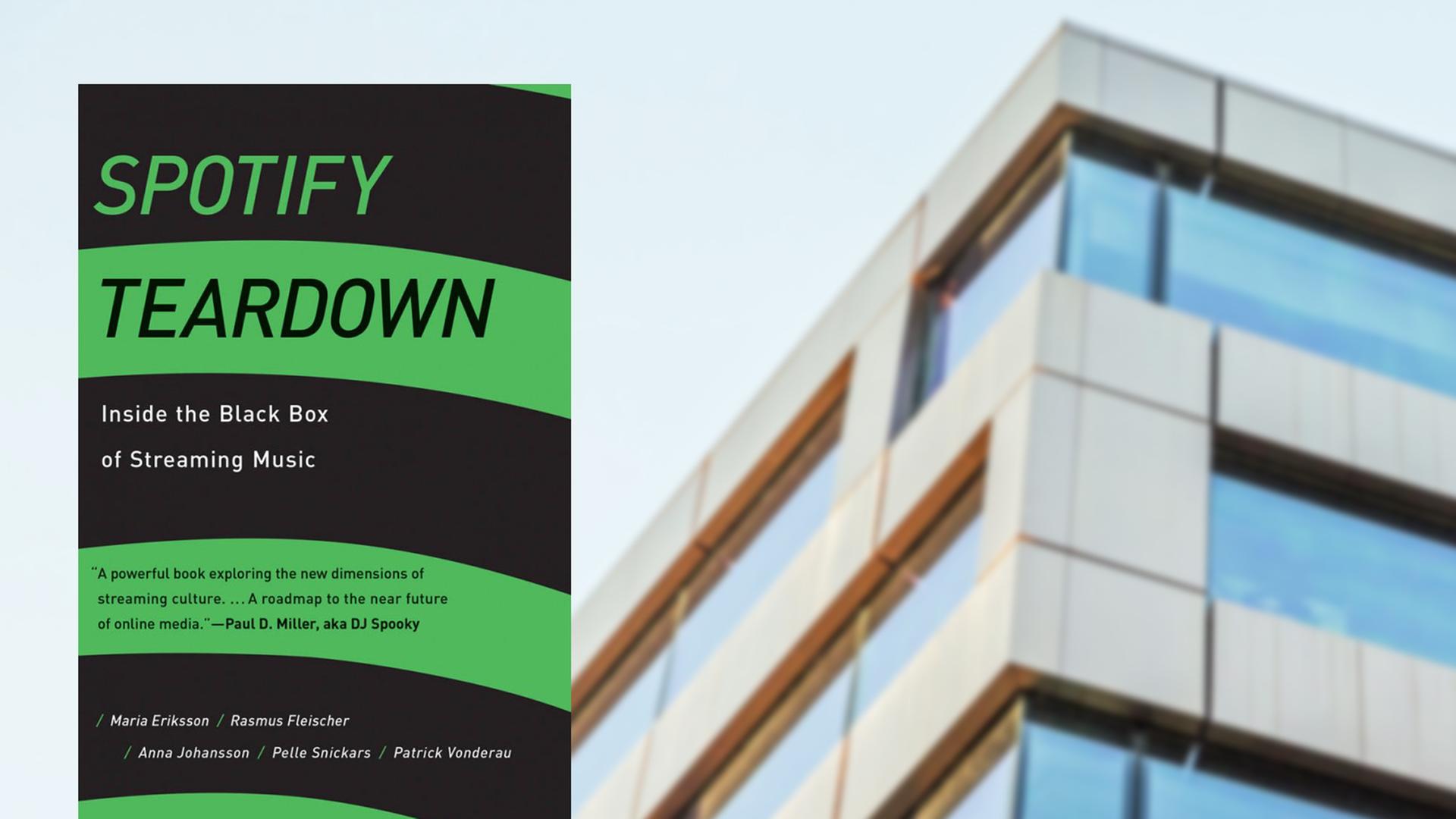 Eine Montage zeigt das Buchcover "Spotify Teardown" neben dem Hauptsitz des Streamingdienstes in Stockholm Eine Montage zeigt das Buchcover "Spotify Teardown" neben dem Hauptsitz des Streamingdienstes in Stockholm