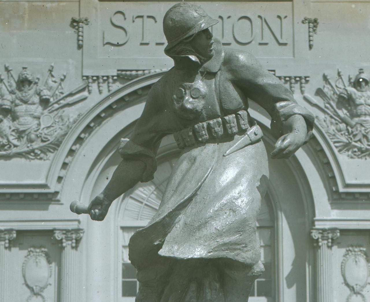 Vor dem Olympiastadion in Antwerpen zeigt eine Statue einen Soldaten mit Granate. Vor dem Olympiastadion in Antwerpen zeigt eine Statue einen Soldaten mit Granate.