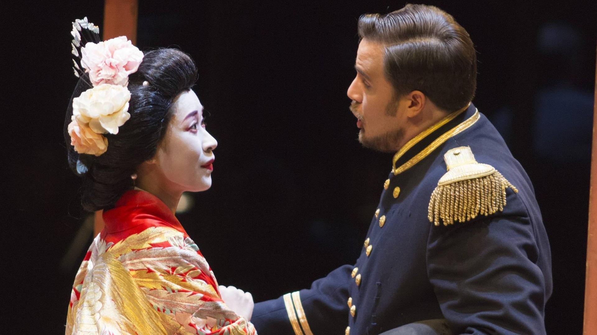 Hyeseoung Kwon und Jeffrey Gwaltney in den Hauptrollen von Giacomo Puccinis Oper "Madama Butterfly" Hyeseoung Kwon und Jeffrey Gwaltney in den Hauptrollen von Giacomo Puccinis Oper "Madama Butterfly"