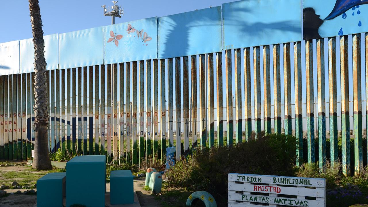 Der "Freundschaftspark" in Tijuana liegt direkt am Grenzzaun. Der "Freundschaftspark" in Tijuana liegt direkt am Grenzzaun.
