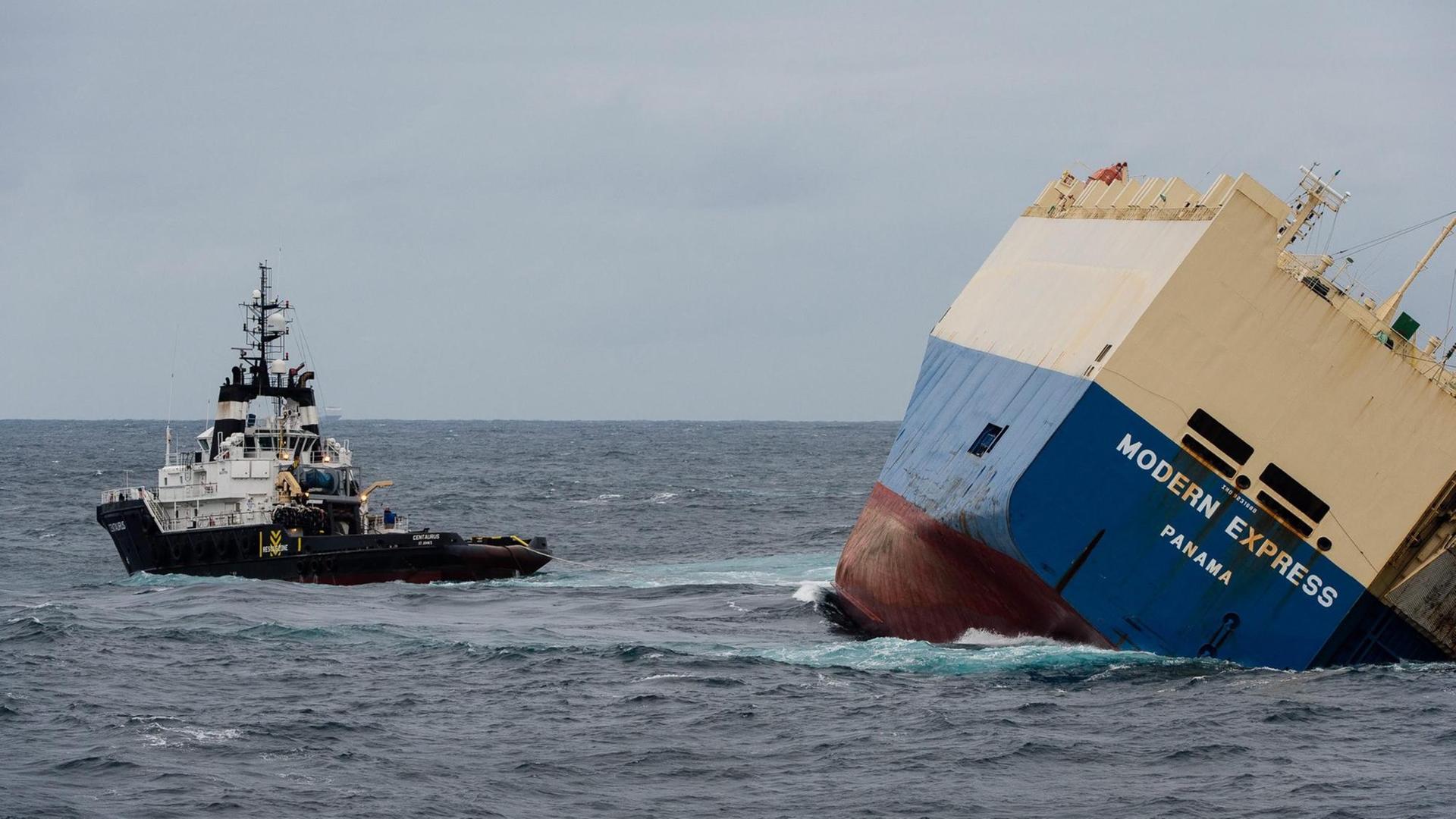 Ein durch die Französische Marine am 01.02.2016 zur Verfügung gestelltes Foto zeigt den Frachter "Modern Express", der im Golf von Biscaya in Schieflage geraten war und aufzuaufen drohte zusammen mit dem Centaurus-Schleppboot am 28.01.2016. Ein durch die Französische Marine am 01.02.2016 zur Verfügung gestelltes Foto zeigt den Frachter "Modern Express", der im Golf von Biscaya in Schieflage geraten war und aufzuaufen drohte zusammen mit dem Centaurus-Schleppboot am 28.01.2016.