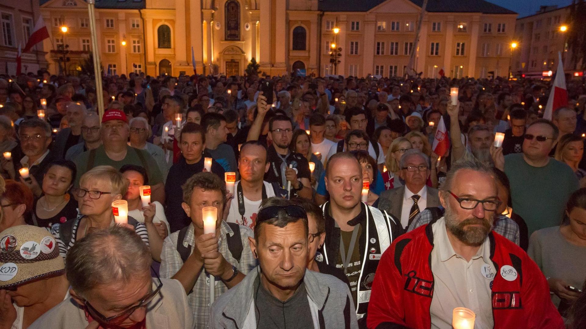17.7.2017. Tausende demonstrieren am Abend in Warschau gegen Änderungen im polnischen Justizsystem und beim Obersten Gerichtshof. Vorn rechts der Gründer der Bürgerbewegung KOD, Mateusz Kiowski. 17.7.2017. Tausende demonstrieren am Abend in Warschau gegen Änderungen im polnischen Justizsystem und beim Obersten Gerichtshof. Vorn rechts der Gründer der Bürgerbewegung KOD, Mateusz Kiowski.