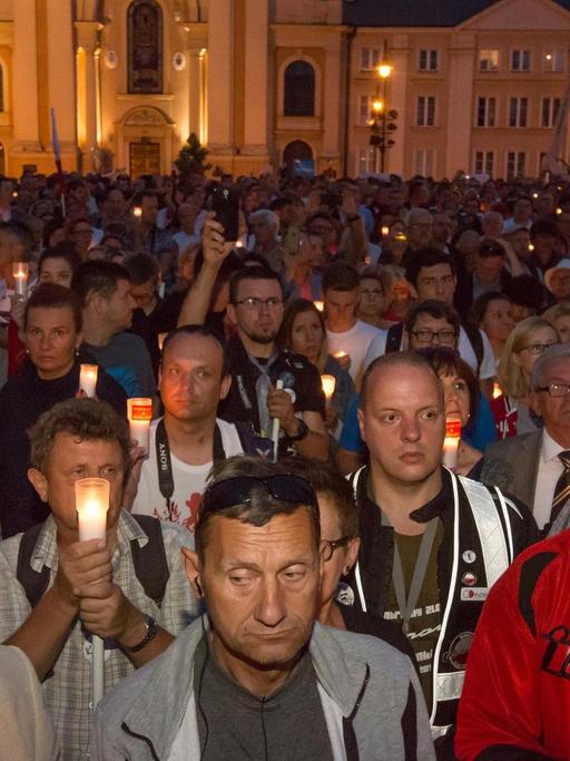 17.7.2017. Tausende demonstrieren am Abend in Warschau gegen Änderungen im polnischen Justizsystem und beim Obersten Gerichtshof. Vorn rechts der Gründer der Bürgerbewegung KOD, Mateusz Kiowski.