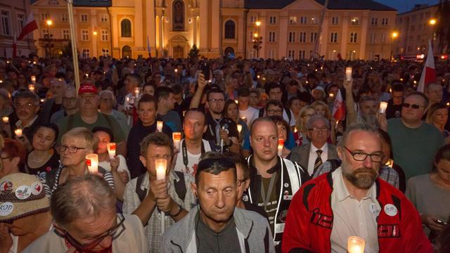 17.7.2017. Tausende demonstrieren am Abend in Warschau gegen Änderungen im polnischen Justizsystem und beim Obersten Gerichtshof. Vorn rechts der Gründer der Bürgerbewegung KOD, Mateusz Kiowski.