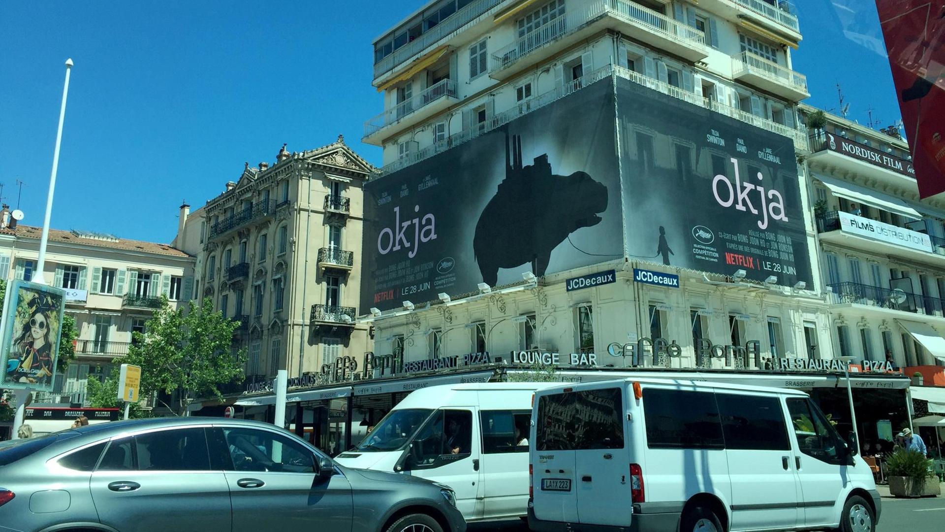 Filmwerbung für die Netflix-Produktion "Okja" beim Filmfestival in Cannes 2017. Filmwerbung für die Netflix-Produktion "Okja" beim Filmfestival in Cannes 2017.