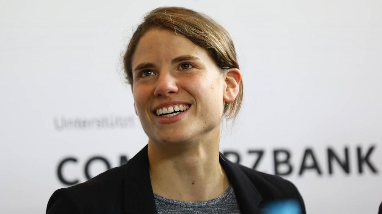 Annike Krahn bei einer Talkrunde Annike Krahn bei einer Talkrunde