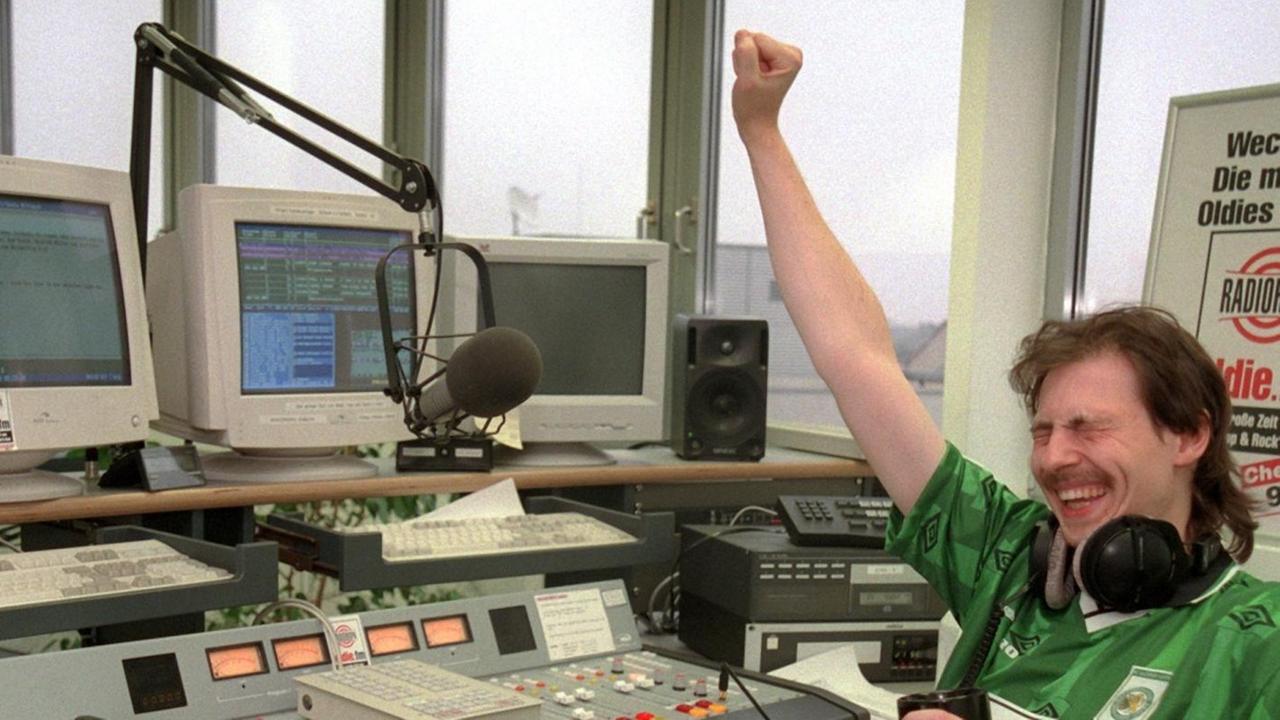 Leipzig (Sachsen): Nach seiner Dauerschicht von 100 Stunden am Mikrofon reißt Moderator Hajo Wilken am 07.10.1998 im Studio von "RADIOROPA-oldie-fm" in Leipzig den rechten Arm hoch. Der 26jährige gebürtige Emdener hat damit den Weltrekord, der nach Aussagen des Senders bei 90 Stunden lag, um zehn Stunden überboten. Wilken arbeitet seit dem 1. September 1998 bei dem Leipziger Sender. (LEI01-071098) | Verwendung weltweit Leipzig (Sachsen): Nach seiner Dauerschicht von 100 Stunden am Mikrofon reißt Moderator Hajo Wilken am 07.10.1998 im Studio von "RADIOROPA-oldie-fm" in Leipzig den rechten Arm hoch. Der 26jährige gebürtige Emdener hat damit den Weltrekord, der nach Aussagen des Senders bei 90 Stunden lag, um zehn Stunden überboten. Wilken arbeitet seit dem 1. September 1998 bei dem Leipziger Sender. (LEI01-071098) | Verwendung weltweit