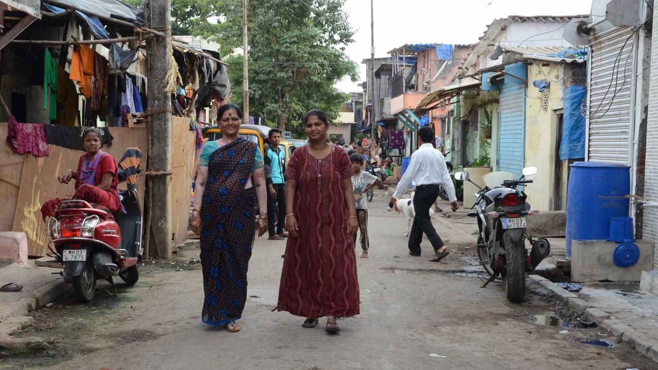 Eine Siedlung von Dalit in Mumbai; selbst in Großstädten existieren noch solch separate Siedlungen. Eine Siedlung von Dalit in Mumbai; selbst in Großstädten existieren noch solch separate Siedlungen.