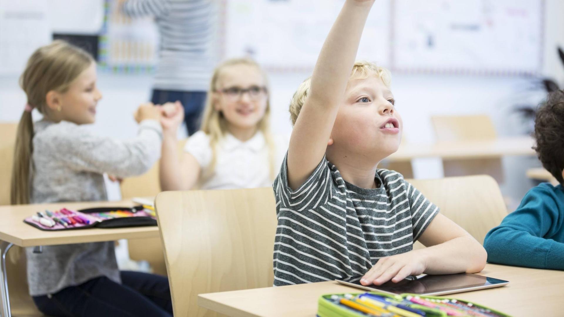 Lernen am Computer: Grundschüler mit Tablet meldet sich (Symbolbild) Lernen am Computer: Grundschüler mit Tablet meldet sich (Symbolbild)