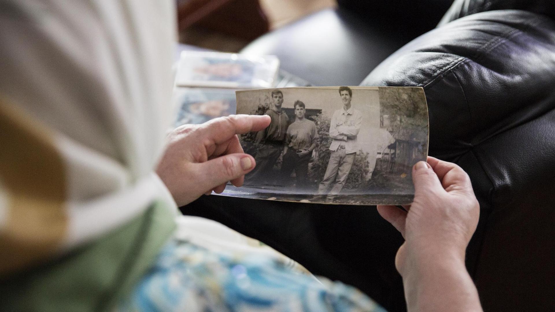Zineta Ibisevic hält ein Foto ihrer Kinder in den Händen. Die Familie Ibisevic hat ihre beiden Söhne 1995 beim Völkermord an Srebrenica verloren. Zineta Ibisevic hält ein Foto ihrer Kinder in den Händen. Die Familie Ibisevic hat ihre beiden Söhne 1995 beim Völkermord an Srebrenica verloren.