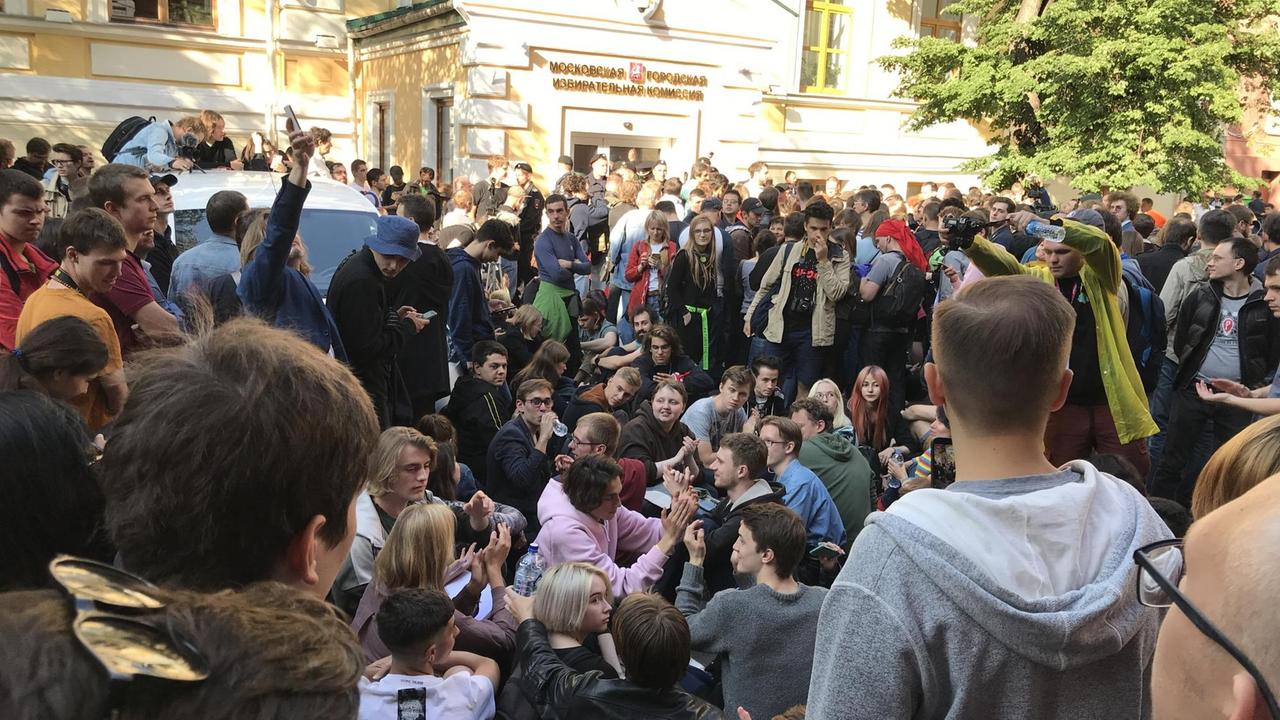 Vor dem Gebäude der Moskauer Wahlkommission am 14. Juli 2019 Vor dem Gebäude der Moskauer Wahlkommission am 14. Juli 2019