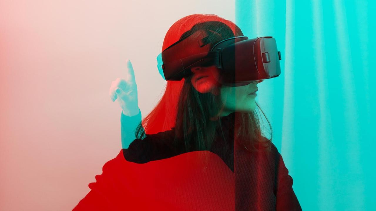 Eine Frau trägt eine VR Brille. Eine Frau trägt eine VR Brille.