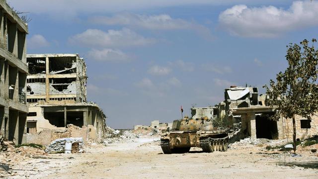 Ein Panzer in den Straßen der syrischen Stadt Aleppo.