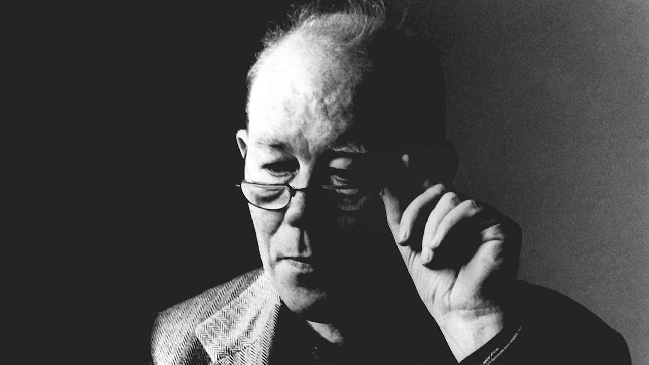 Undatierte Aufnahme des deutschen Schriftstellers Uwe Johnson. Vor 75 Jahren, am 20. Juli 1934, wurde Johnson im heute polnischen Cammin geboren. Am 23. Februar 1984 starb der Autor in Großbritannien. Undatierte Aufnahme des deutschen Schriftstellers Uwe Johnson. Vor 75 Jahren, am 20. Juli 1934, wurde Johnson im heute polnischen Cammin geboren. Am 23. Februar 1984 starb der Autor in Großbritannien.