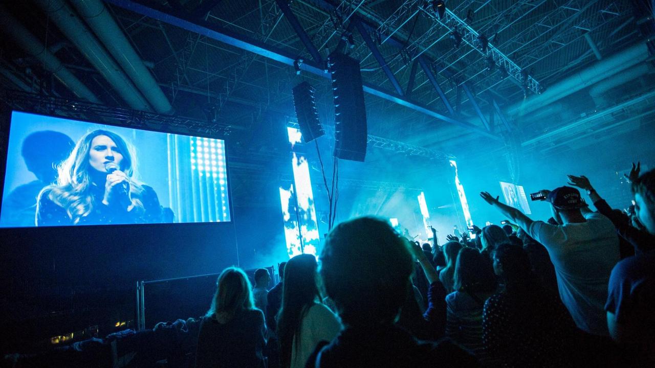 Hillsong Worship in Stuttgart. Inzwischen sind "Worship-Songs" zentraler Bestandteil vieler Gottesdienste Hillsong Worship in Stuttgart. Inzwischen sind "Worship-Songs" zentraler Bestandteil vieler Gottesdienste
