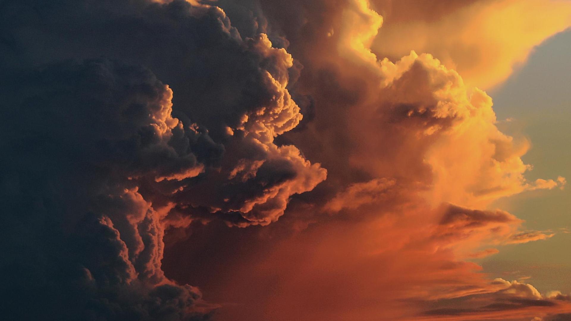 Eine spektakuläre Wolkenlandschaft im rötlich-gelben Abendlicht. Eine spektakuläre Wolkenlandschaft im rötlich-gelben Abendlicht.