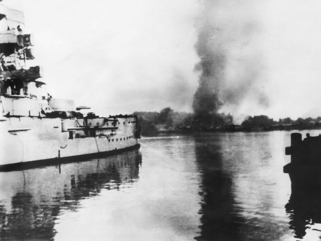 Das deutsche Linienschiff "SMS Schleswig-Holstein" nimmt das auf der Westerplatte liegende polnische Munitionslager unter Beschuss.