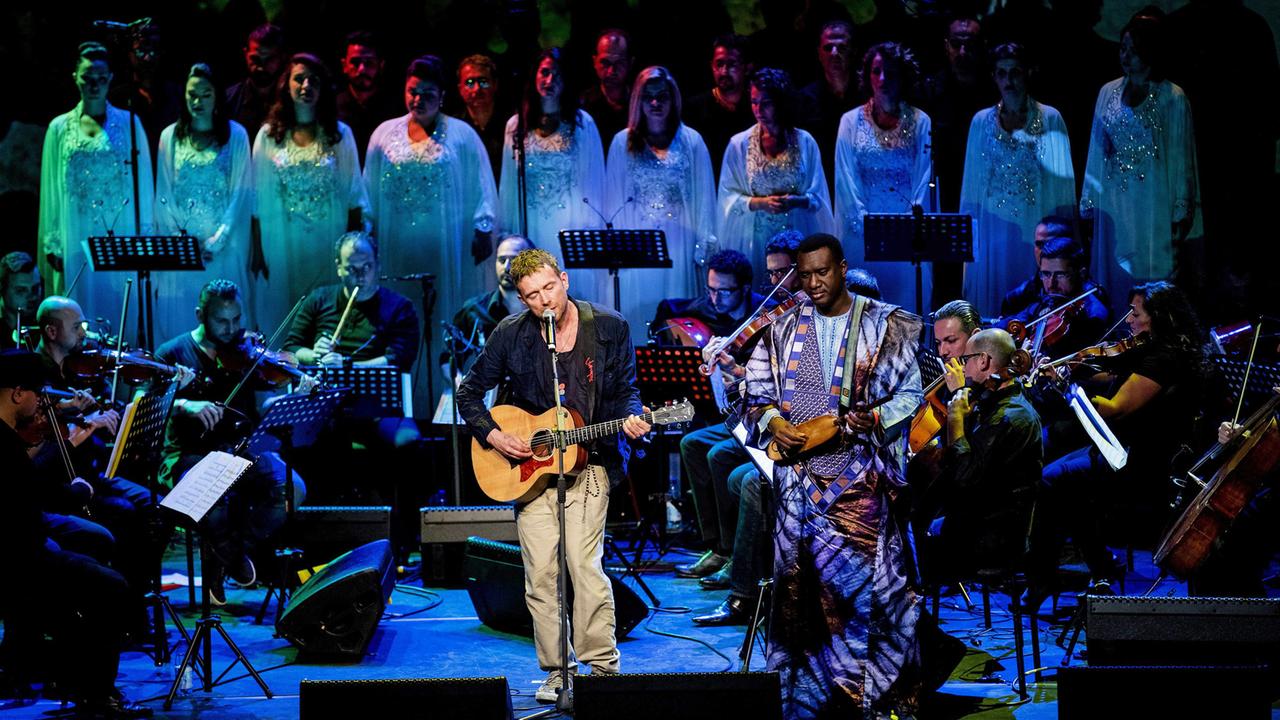 Der Sänger der britischen Band Blur, Damon Albarn bei einem Amsterdamer Konzert mit dem syrischen Nationalorchester, aufgenommen 2016