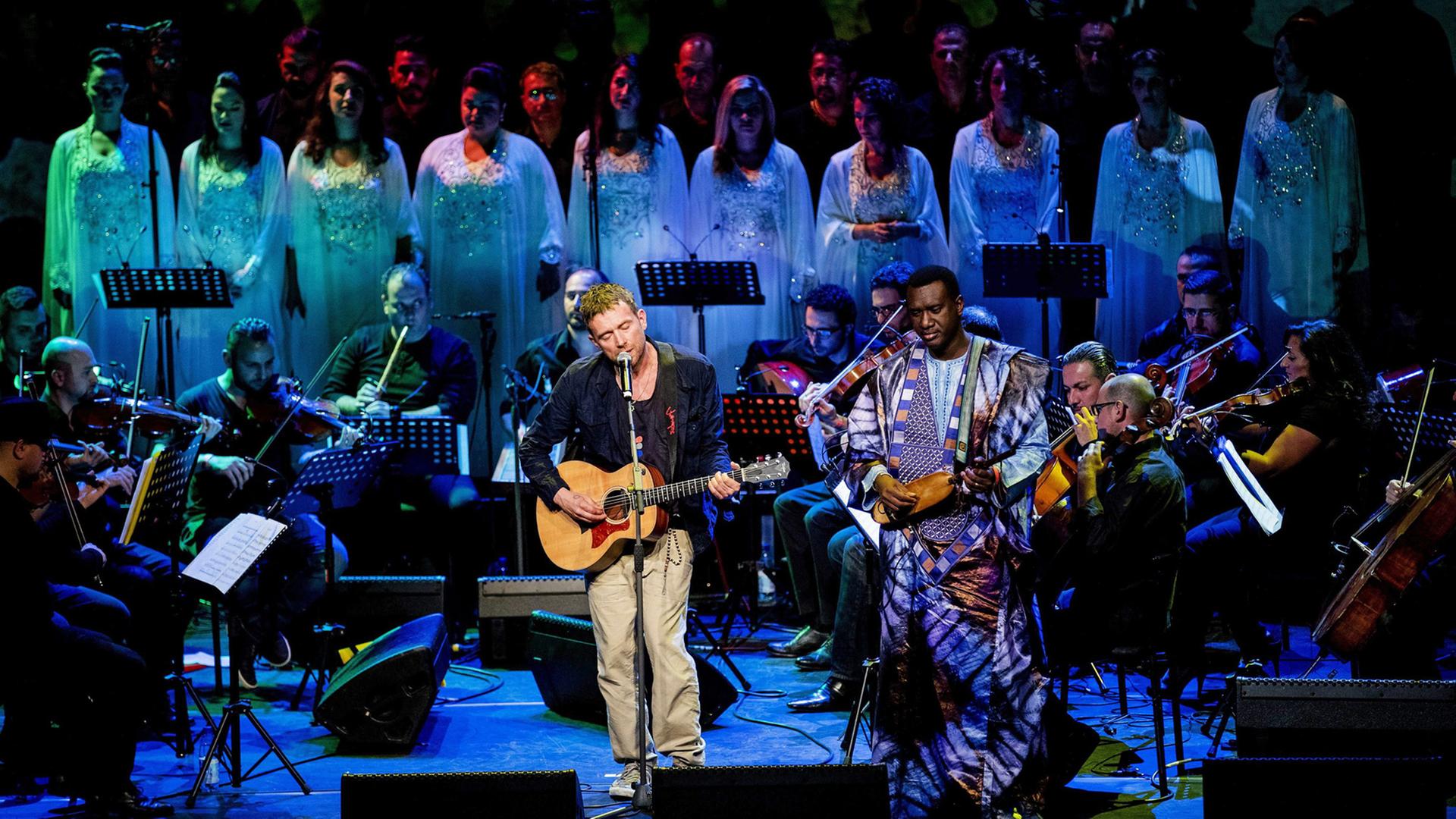 Der Sänger der britischen Band Blur, Damon Albarn, spielt in Amsterdam ein Konzert mit dem syrischen Nationalorchester; Aufnahme vom 22. Juni 2016.