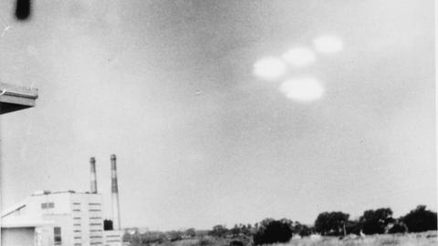 Eine historische schwarz-weiß Fotografie zeigt am Himmel als Ufos bzw. Fliegende Untertassen erscheinende Unbekannte Flugobjekte, die von Shell Alpert, einem Fotograf der US-Küstenwache in Salem, Massachusetts (USA) 16.7.1952 fotografiert wurden.