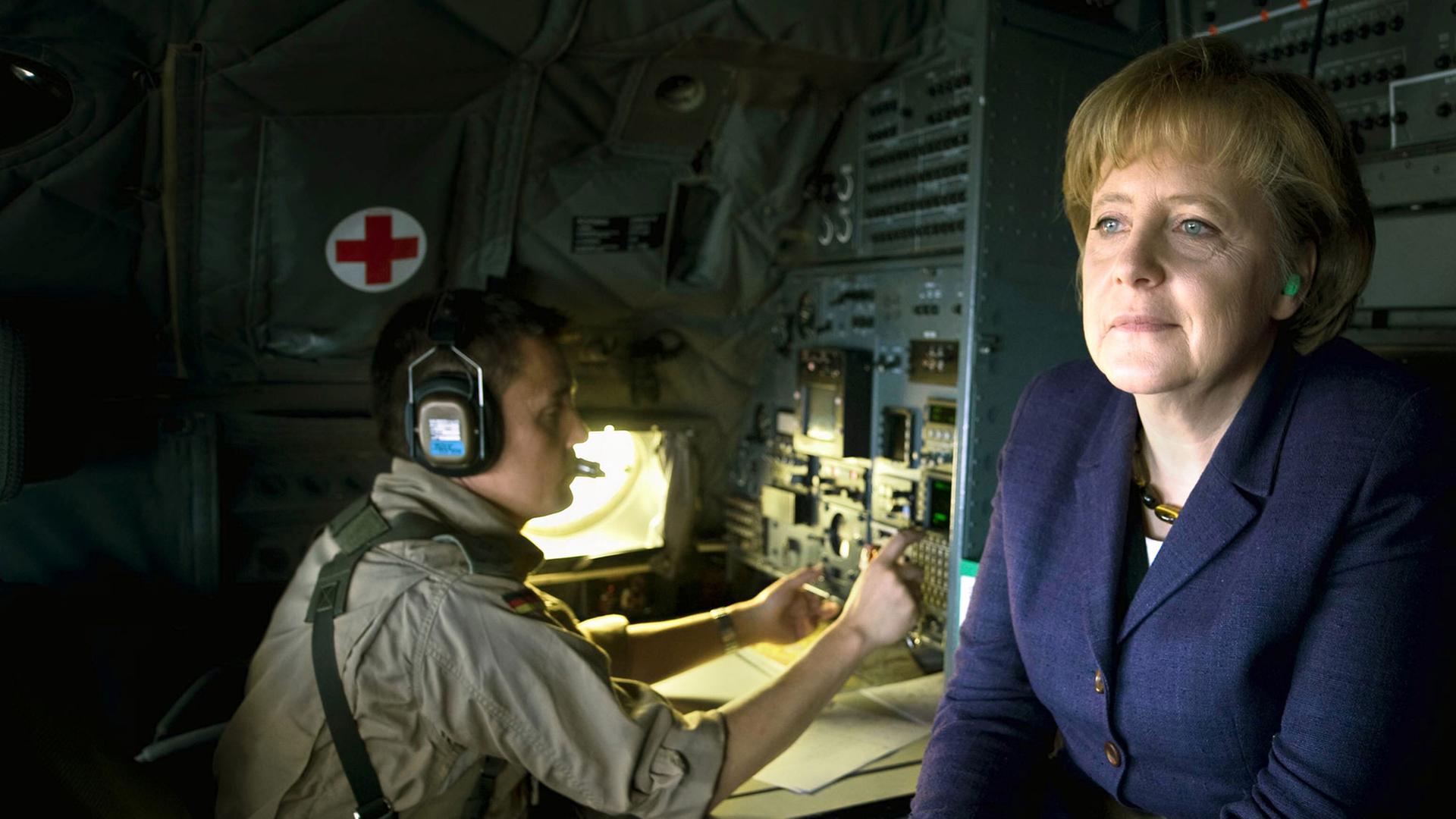 Bundeskanzlerin Angela Merkel (CDU) sitzt in einem Transall-Transportflugzeug der Bundeswehr. Bundeskanzlerin Angela Merkel (CDU) sitzt in einem Transall-Transportflugzeug der Bundeswehr.