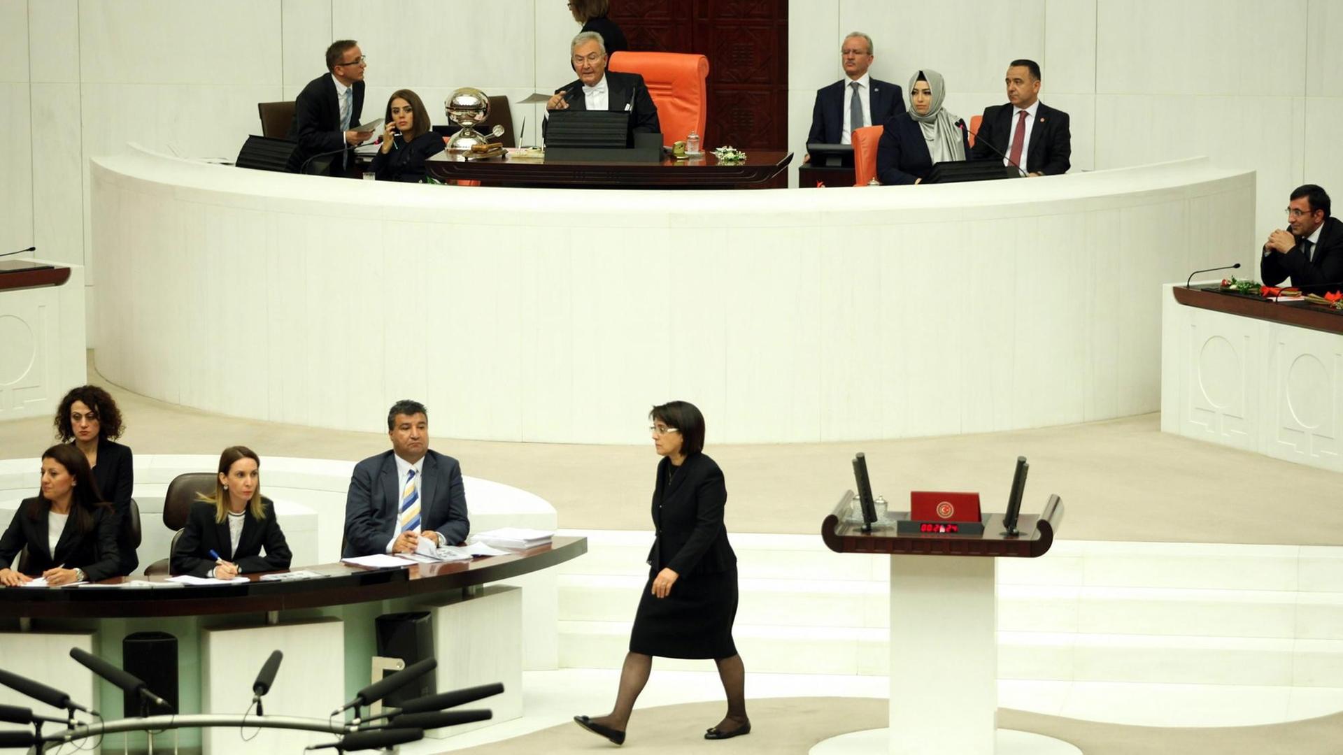 Die kurdische Parlamentsabgeordnete der HDP, Leyla Zana, verlässt das Podium des Parlaments in Ankara, nachdem sie ihren Eid abgelegt hat. Die kurdische Parlamentsabgeordnete der HDP, Leyla Zana, verlässt das Podium des Parlaments in Ankara, nachdem sie ihren Eid abgelegt hat.