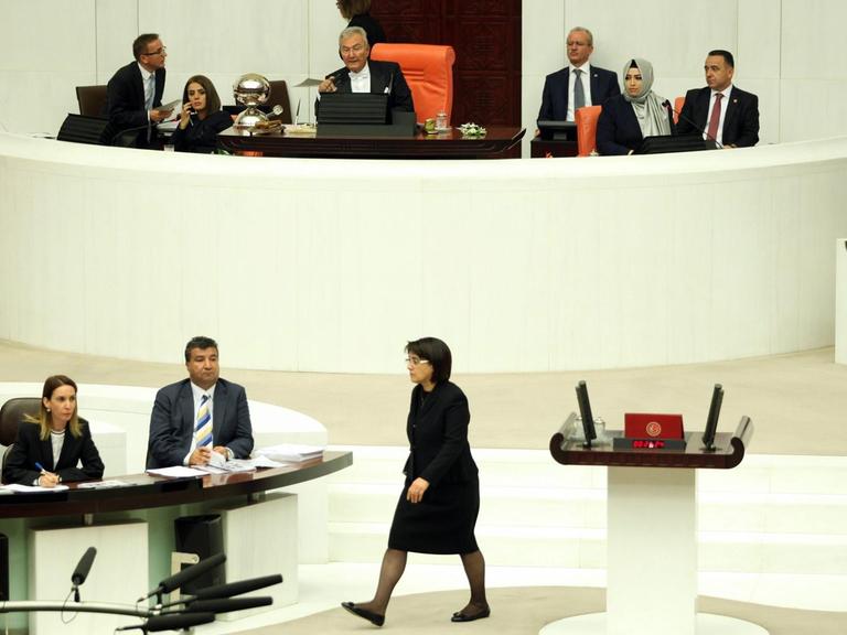 Die kurdische Parlamentsabgeordnete der HDP, Leyla Zana, verlässt das Podium des Parlaments in Ankara, nachdem sie ihren Eid abgelegt hat.