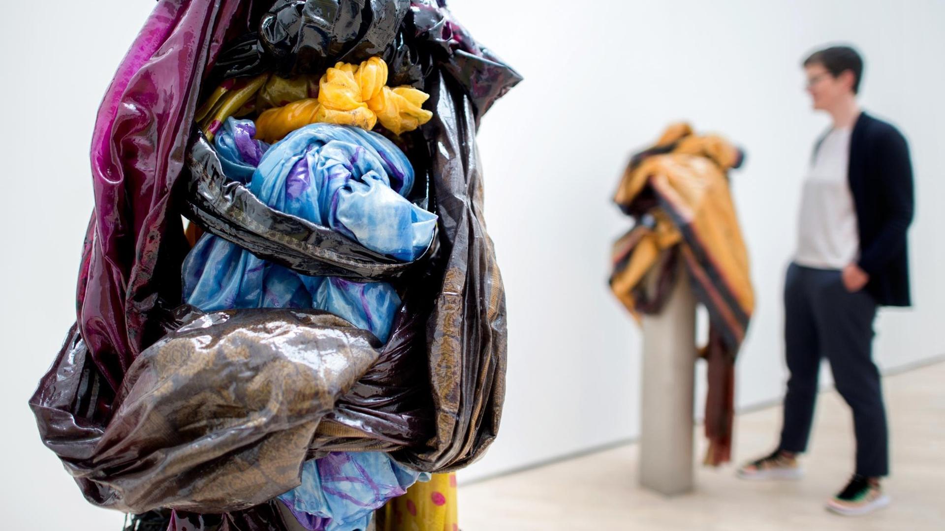 Eine Besucherin betrachtet die Kunstwerke "Portrait Nirmila" (l) und "Portrait Nitu" der indischen Künstlerin Bharti Kher. Die Ausstellung "Facing India" im Kunstmuseum geht vom 29.04. bis zum 07.10. und zeigt die Arbeiten von sechs Künstlerinnen, die eine weibliche Sicht auf Indien repräsentieren. Eine Besucherin betrachtet die Kunstwerke "Portrait Nirmila" (l) und "Portrait Nitu" der indischen Künstlerin Bharti Kher. Die Ausstellung "Facing India" im Kunstmuseum geht vom 29.04. bis zum 07.10. und zeigt die Arbeiten von sechs Künstlerinnen, die eine weibliche Sicht auf Indien repräsentieren.