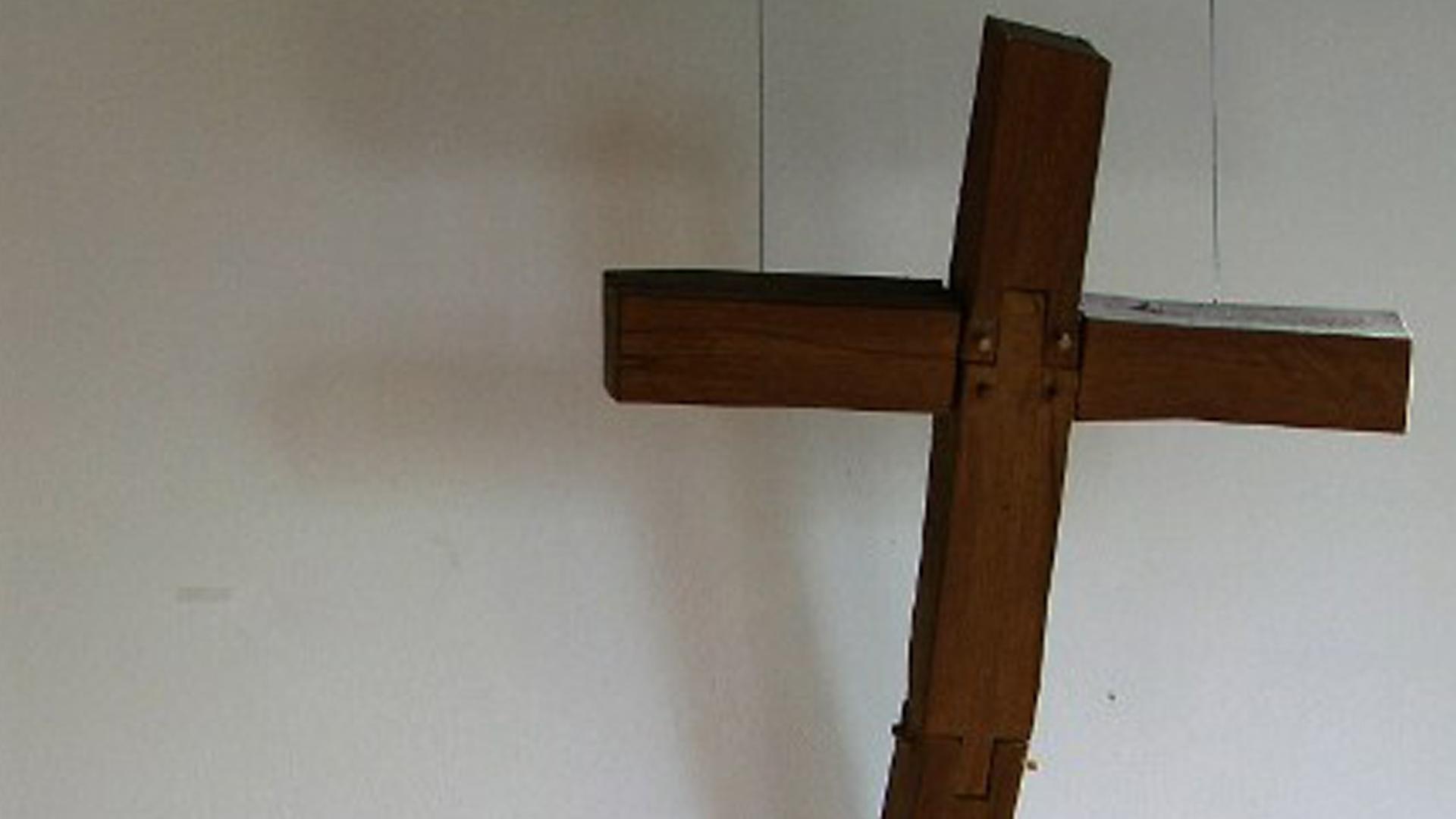 Holzkreuz in einer Kirche Holzkreuz in einer Kirche